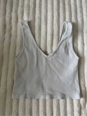 ANWND Ribbed V-Neck Crop Tank Top